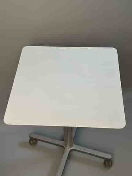 Abstracta MIXX – höj/sänkbart designbord i industrikänsla