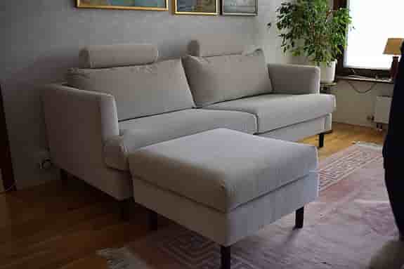 Soffa med schäslong i tyg med färg offwhite