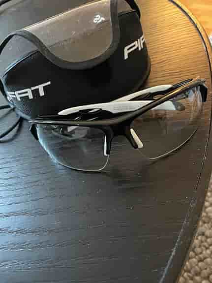Pirat sportglasögon svart/vit med fodral