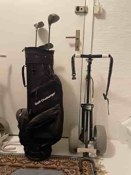 Golfbag med 6 stycken klubbor och vagn dam höger