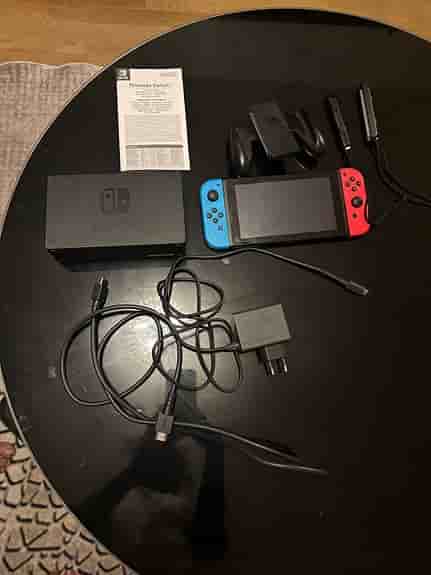 Nintendo Switch spelkonsol med docka och tillbehör! Läs Beskrivning!