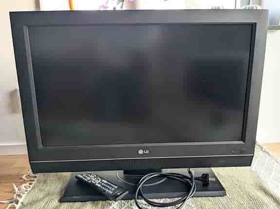 32" TV  med fjärrkontroll och stömkabel