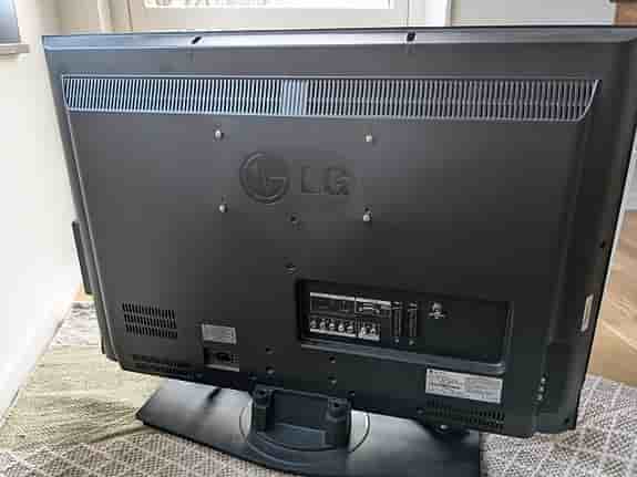 32" TV  med fjärrkontroll och stömkabel