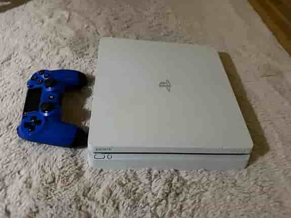 Sony Playstation 4 Slim spelkonsol vit med blå handkontroll