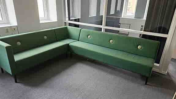 Mitab modulsoffa + 3 sittpallar – perfekt för kontor, väntrum eller lounge