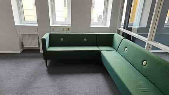 Mitab modulsoffa + 3 sittpallar – perfekt för kontor, väntrum eller lounge