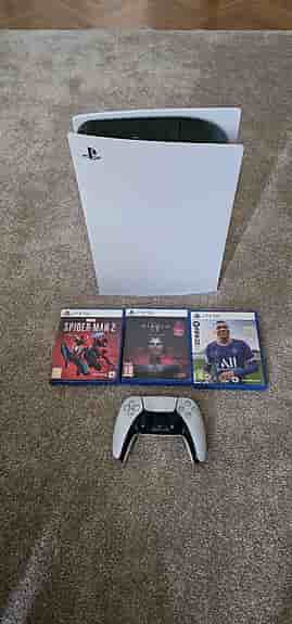 Sony Playstation 5 spelkonsol vit med handkontroll och spel