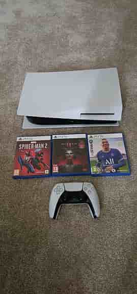 Sony Playstation 5 spelkonsol vit med handkontroll och spel