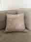 Elegant designkudde - broderat mönster i beige/creme