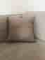 Elegant designkudde - broderat mönster i beige/creme