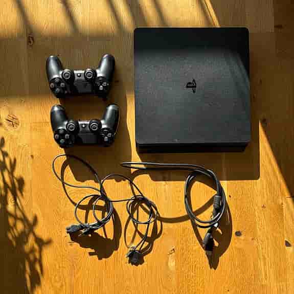 PS4 Slim 1TB Lagring - 2 kontroller, 8 spel.