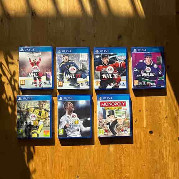 PS4 Slim 1TB Lagring - 2 kontroller, 8 spel.