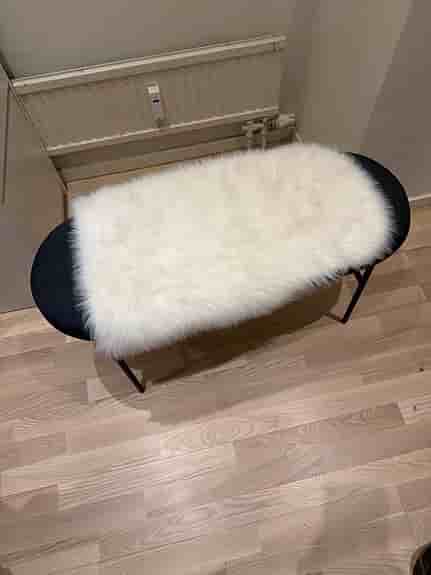 Bänk med sittdyna (fårskinn) – bra skick