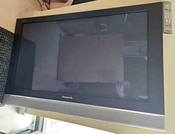 Panasonic TV TH-42PA50E med fjärrkontroll. Vägghållare finns.
