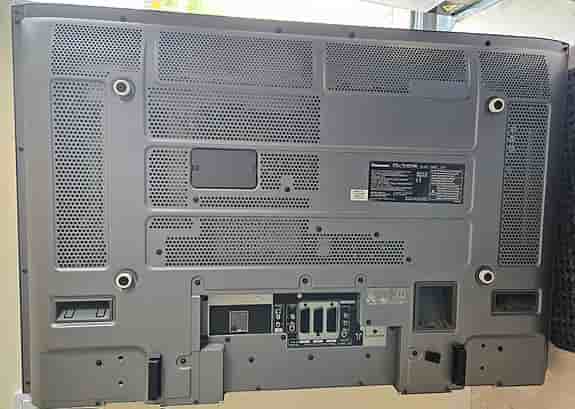 Panasonic TV TH-42PA50E med fjärrkontroll. Vägghållare finns.
