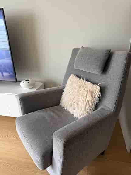 soffa, soffbord och TV-bänk