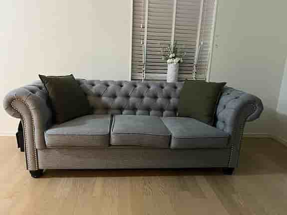 2 chesterfield soffor med 1 av dem bädsoffa