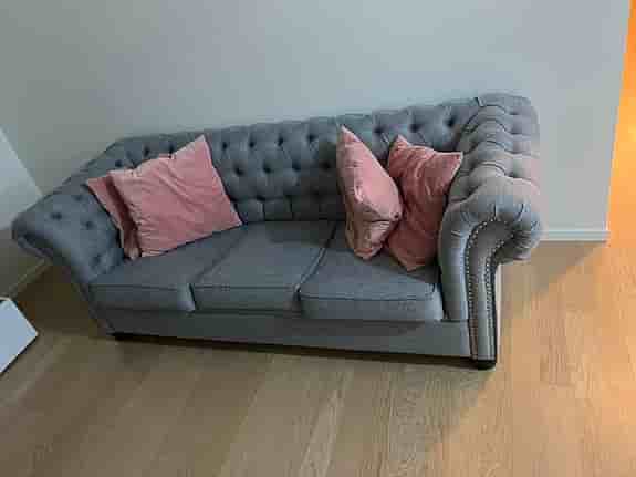 2 chesterfield soffor med 1 av dem bädsoffa
