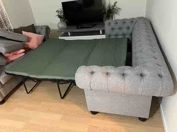 2 chesterfield soffor med 1 av dem bädsoffa
