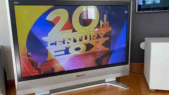 Panasonic plasma-tv 42 tum silver med stativ - perfekt för film och retro gaming