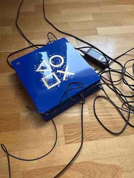 Sony Playstation 4 spelkonsol blå med två handkontroller och Playstation VR