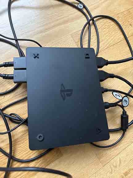 Sony Playstation 4 spelkonsol blå med två handkontroller och Playstation VR