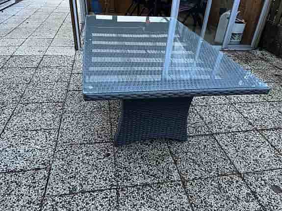 Utemöbler Rottingbord i grått med härdad glasskiva 160x90