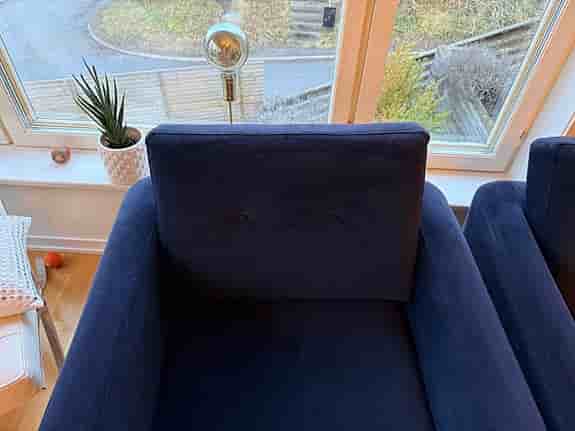 Soffa och fåtöljer i mörkblå sammet