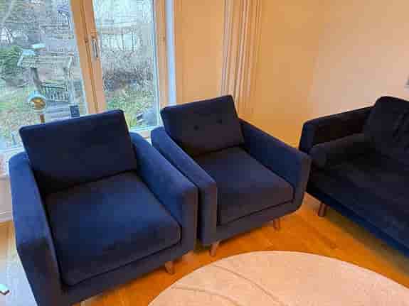Soffa och fåtöljer i mörkblå sammet