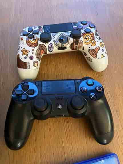 PlayStation 4 – 500GB | 2 handkontroller + spel | Fungerar perfekt