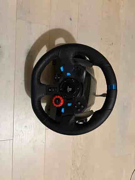 Logitech G29 ratt med pedaler och växelspak.