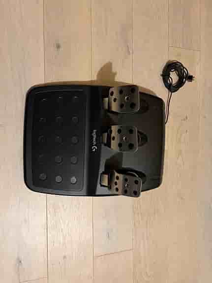 Logitech G29 ratt med pedaler och växelspak.