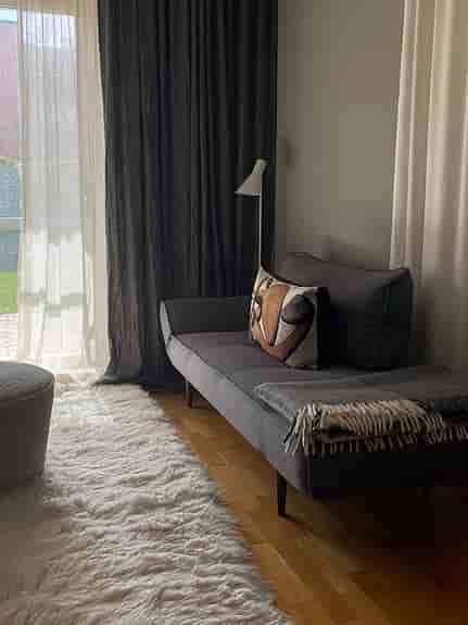Innovation-Zeal sofa bed mörkgrå med ben i valnöt