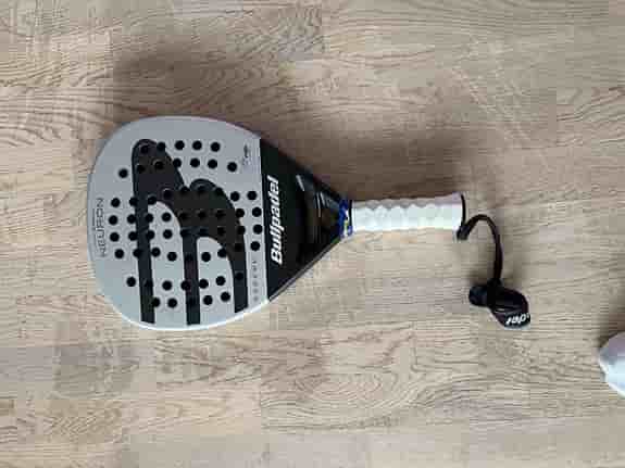 Bullpadel Neuron 2025 med hesacore. Padelracket