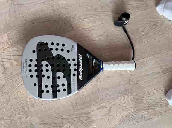 Bullpadel Neuron 2025 med hesacore. Padelracket