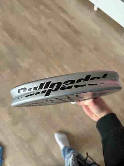 Bullpadel Neuron 2025 med hesacore. Padelracket