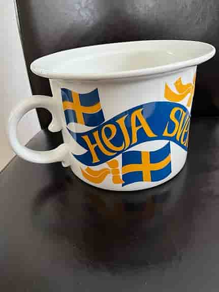 Rörstrand potta porslin vit med svensk flagga-motiv