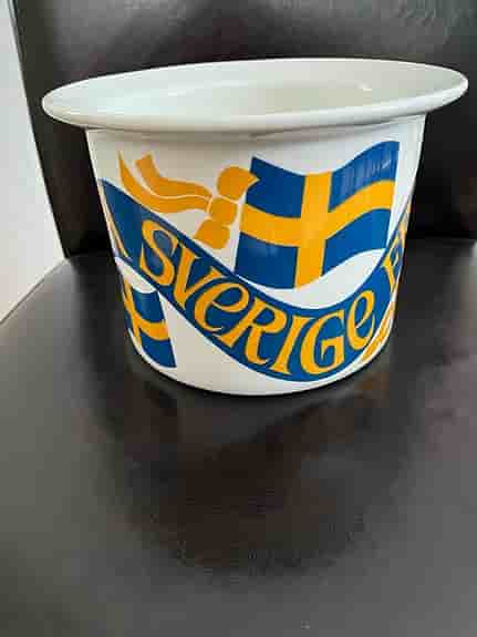 Rörstrand potta porslin vit med svensk flagga-motiv