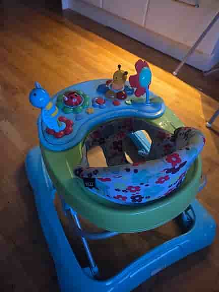 Gåstol / baby walker med aktivitetsbord