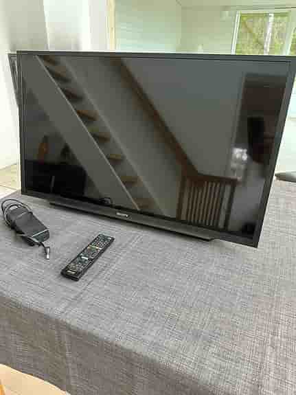 Sony 32 TV med svängbart väggfäste