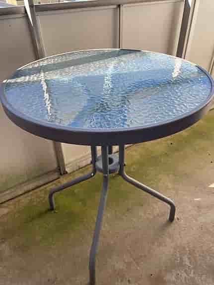 Runt trädgårdsbord glas metall