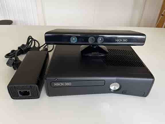 Microsoft Xbox 360 spelkonsol med Kinect-sensor och spel