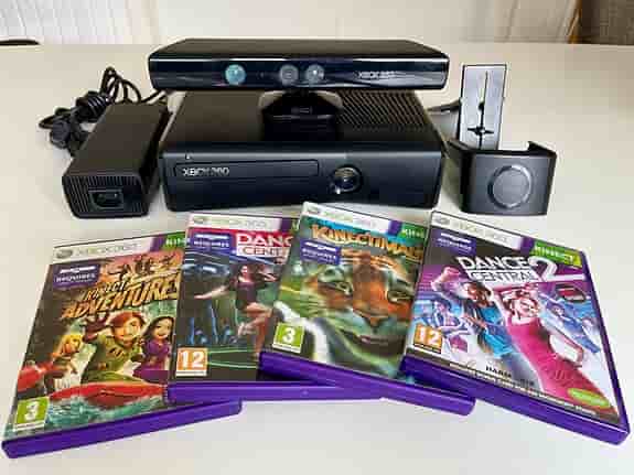 Microsoft Xbox 360 spelkonsol med Kinect-sensor och spel