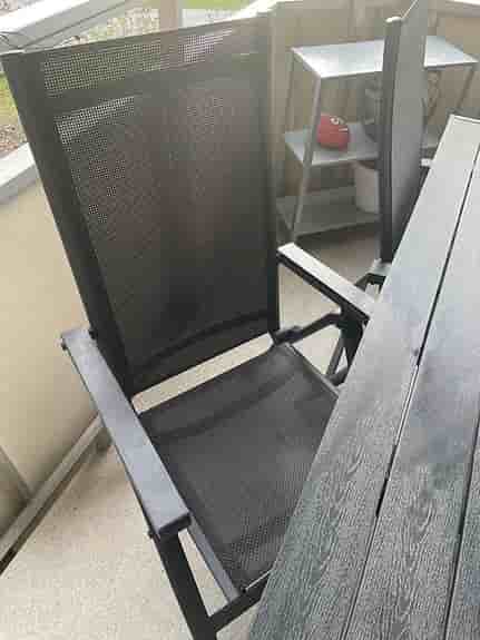 Trädgårdsmöbler 4 stolar med ljusgråa dynor+ bord
