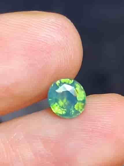 One untreated "Teal Color" sapphire with 1.01 ct.