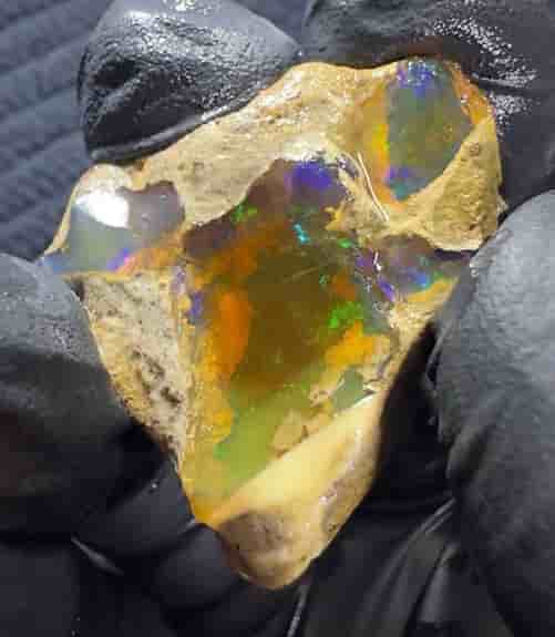 Naturlig etiopisk kristall: opal med starkt färgspel