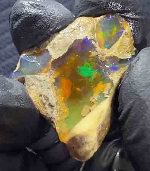 Naturlig etiopisk kristall: opal med starkt färgspel