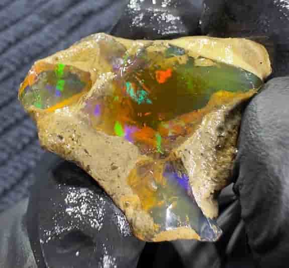 Naturlig etiopisk kristall: opal med starkt färgspel