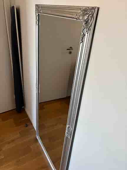 Stor golvspegel i antik/barock stil – dekorativ ram