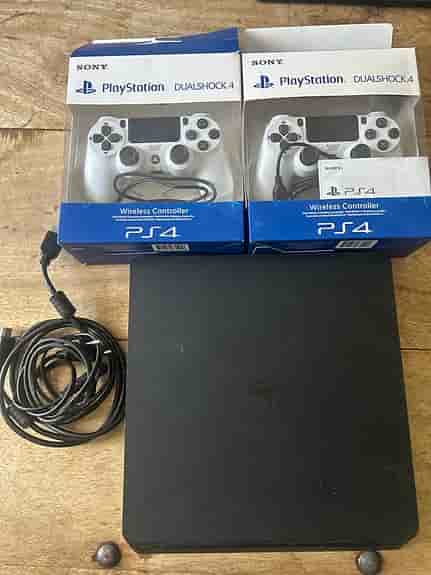 Sony Playstation 4 1TB spelkonsol med två DualShock 4 handkontroller